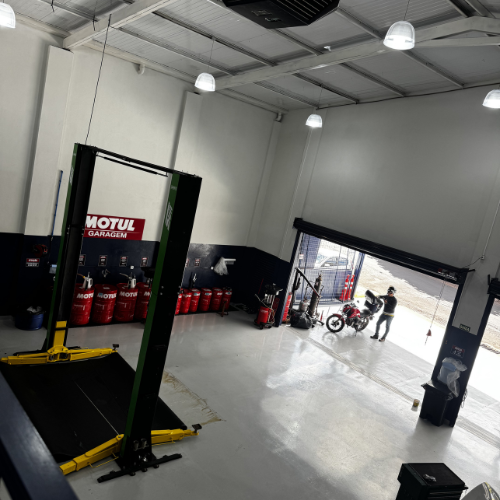 Área de serviço com elevadores da Barão Auto Center